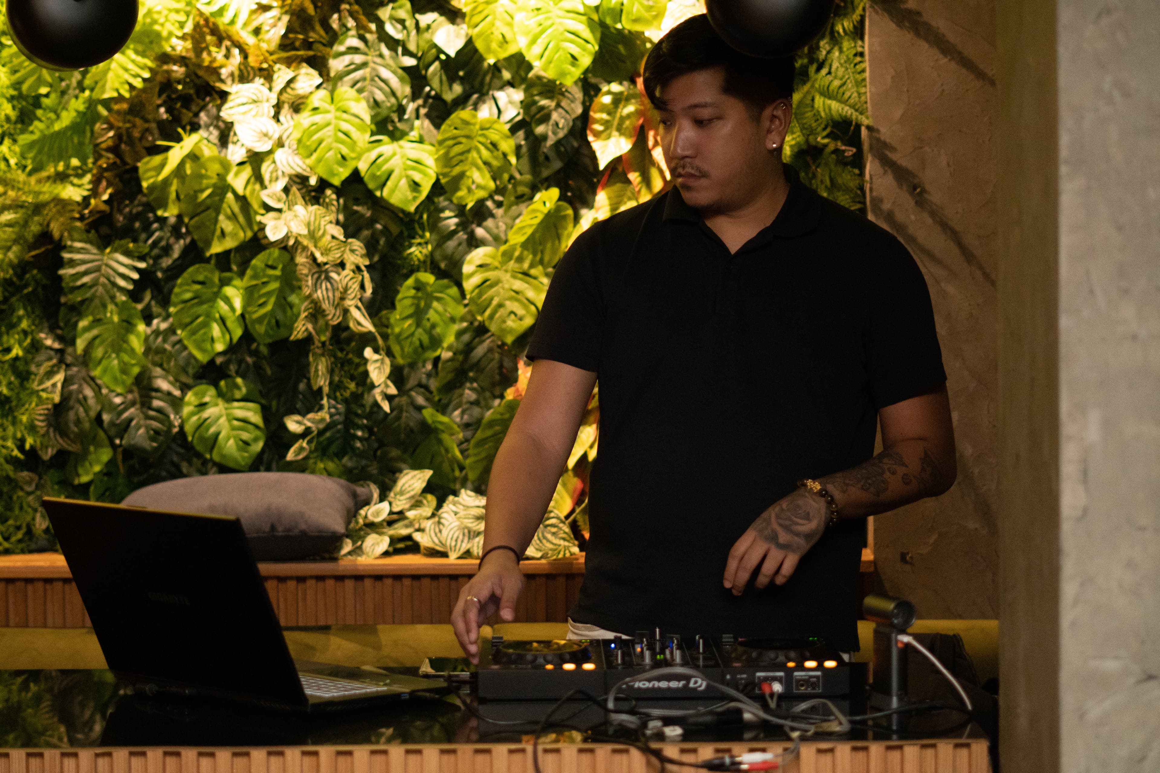 DJ